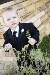 2歳の結婚式の服装 男の子におすすめな洋服や髪型 注意点やマナー パワースポット巡りでご利益を 開運ネット