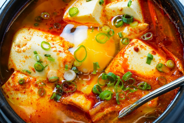 スンドゥブとは?豆腐チゲやキムチ鍋との違い、食べ方のおすすめも! パワースポット巡りでご利益を!開運ネット