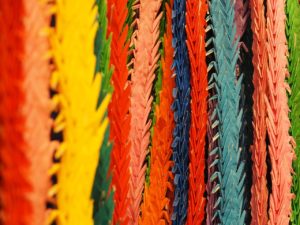 千羽鶴のまとめ方 束ね方や色のグラデーションを作るコツから糸の長さや通し方まで パワースポット巡りでご利益を 開運ネット